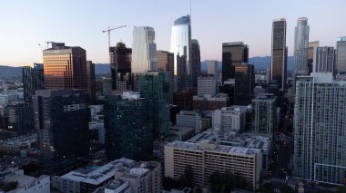 Los Angeles şehir merkezindeki modern gökdelenlerin hava manzarası.