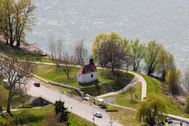 Macaristan 'ın Višegrad şehrinde nehir kenarındaki küçük bir kilisenin hava manzarası.
