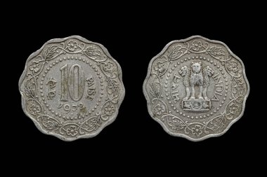 Eski Kızılderili bozuk parayı ters ve ters çevirir. Hindistan enflasyonundan önce rupi değeri