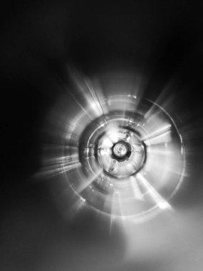 Yuvarlak bir nesnenin gri pulu, ışık huzmeleriyle aydınlatan bir oda lambası olabilir.