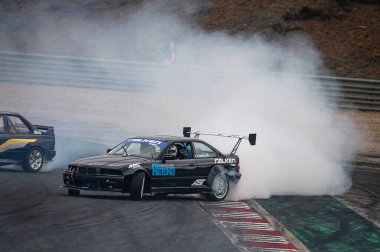 Blac Bmw E36 Navarra pistinde sürükleniyor.