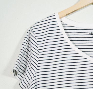 Beyaz arka planda soyulmuş bir tişörtün yakın çekimi.