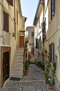 Giuliano di Roma köyünün eski evleri arasında dar bir sokak.