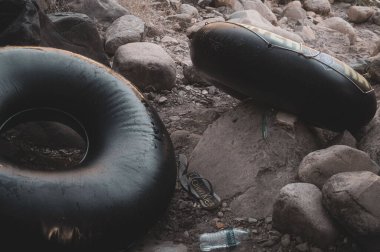 Kıyıdaki su sallarının yakın plan çekimi.