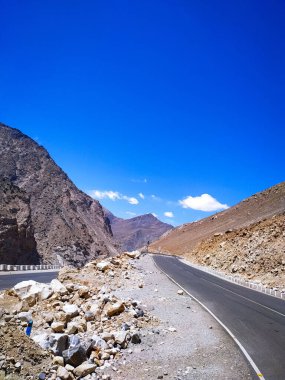 Gökyüzü mavi arkaplanlı kayalık dağların güzel manzarası