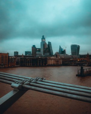 Londra finans bölgesi Skyline Square Mile, İngiltere, Birleşik Krallık bulutlu bir günde