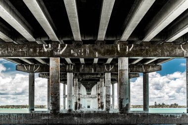 Miami, FL, ABD 'de eski bir yıpranmış köprü.