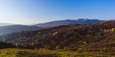 Romanya 'nın Valea Doftanei kentinde güneşli bir günde köylü ile güzel bir dağ manzarası