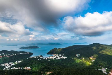 Gün ışığında güzel bir dağ manzarası
