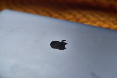 Gri Apple Macbook dizüstü bilgisayarının yakın plan görüntüsü.