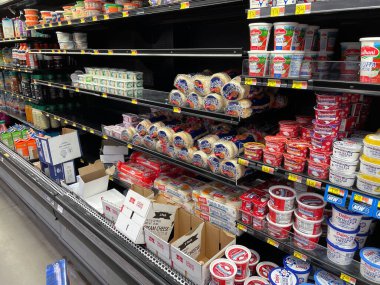 Grovetown, Ga USA - 11.24 Walmart Şükran Günü alışverişçileri dağınık krem peynir reyonu