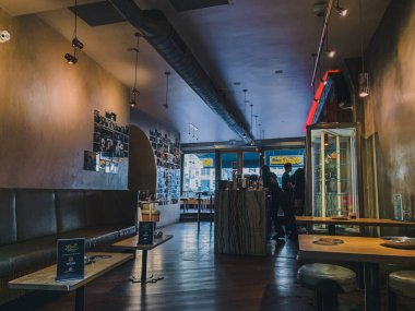 Hollanda, Amsterdam 'da bir barın içeriden görünüşü