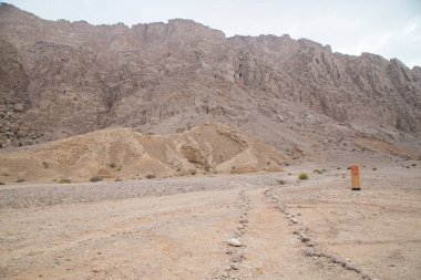 Dağları ve vadileri olan çöl yolu buğdayla kuruyor.