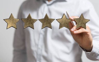 5 yıldızlı dijital teknolojinin 3 boyutlu illüstrasyon geçmişini gösteren bir adamın yakın çekimi.