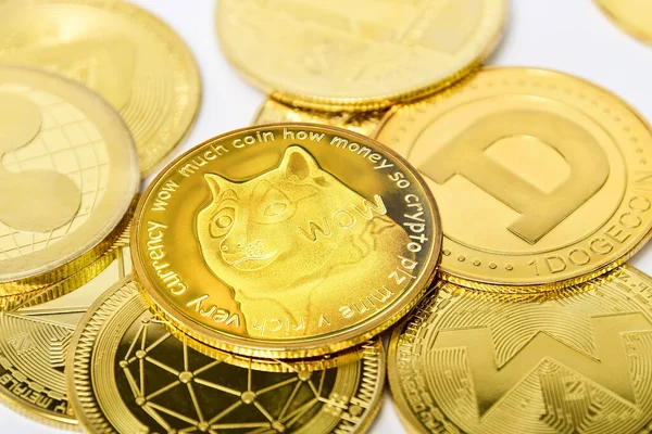 Uma Vista Ouro Dogecoin Criptomoeda Outros Bitcoins Fundo Branco — Fotografia de Stock