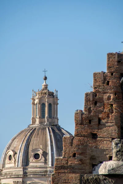 Pionowe Ujęcie Kopuły Kościoła Rzymie Włochy Błękitnym Tle Nieba — Zdjęcie stockowe