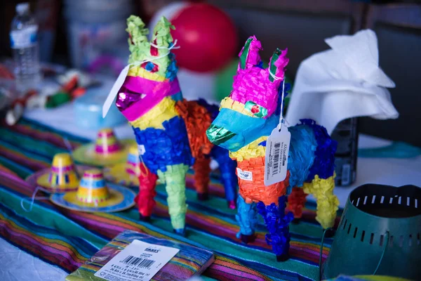 Primer Plano Dos Pinatas Mexicanas Coloridas Para Fiestas Mesa Con — Foto de Stock