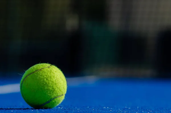 Närbild Padel Tennisboll Blå Bana Med Nätet Fokus Bakgrunden — Stockfoto