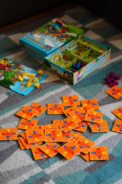 Eine Vertikale Aufnahme Von Carcassonne Spielkarten Die Auf Dem Boden — Stockfoto