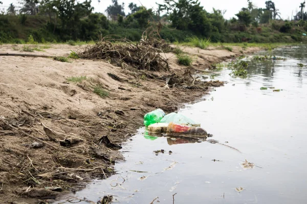 Les Objets Jetés Dans Eau Rivière Polluent Eau Rivière Elle — Photo