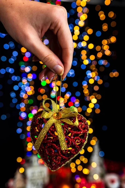 Een Verticaal Shot Van Een Rode Glittery Hart Ornament Tegen — Stockfoto