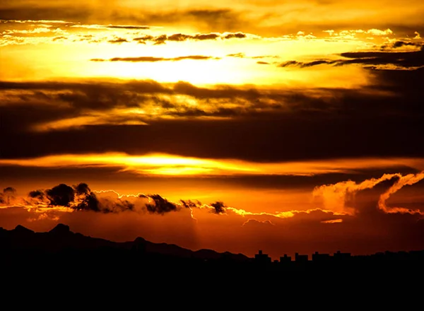 Gün Batımında Bulutlu Gökyüzünün Güzel Bir Görüntüsü — Stok fotoğraf