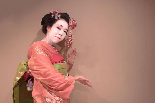Обрезание Японской Гейши Майко Женского Пола Красном Кимоно Делает Приветственный — стоковое фото