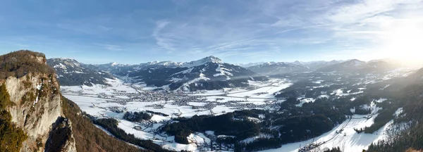 Een Panoramisch Shot Van Sneeuw Cappes Velden Met Rotsachtige Bergen — Stockfoto