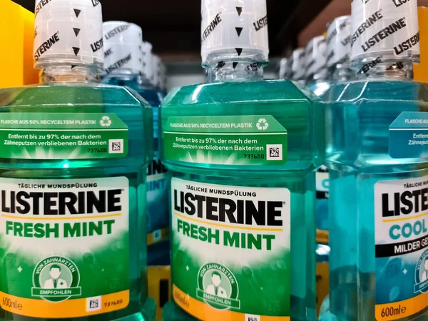 Verschillende Groene Flessen Listerine Merk Mondwater Een Supermarkt Plank — Stockfoto