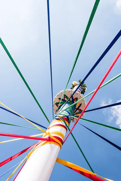 Low Angle Shot Pole Colored Ribbons Traditional English Maypole Dancing — Stock Photo, Image