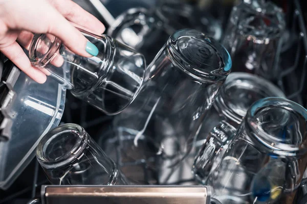 Gros Plan Une Main Féminine Prenant Verre Propre Une Machine — Photo