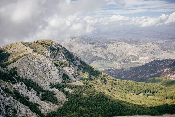 Krásný Výhled Hory Zataženou Oblohu Pozadí Černé Hoře — Stock fotografie