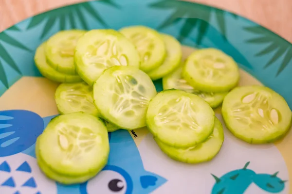 Las Rodajas Redondas Pepino Plato —  Fotos de Stock