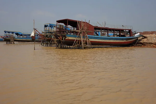 Colourful Wooden Boats Shore Lake Tonle Sap Siem Reap Cambodia — Stock Photo, Image