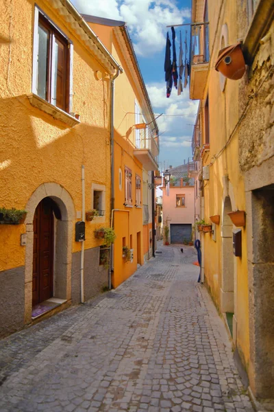 Pionowe Ujęcie Wąskiej Uliczki Przez Stare Budynki Nusco Avellino Włochy — Zdjęcie stockowe