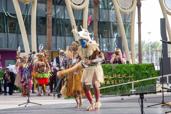 Танцоры Папуа Новой Гвинеи Выставке Экспо2020 Танцуют Традиционной Одежде Перьями — стоковое фото