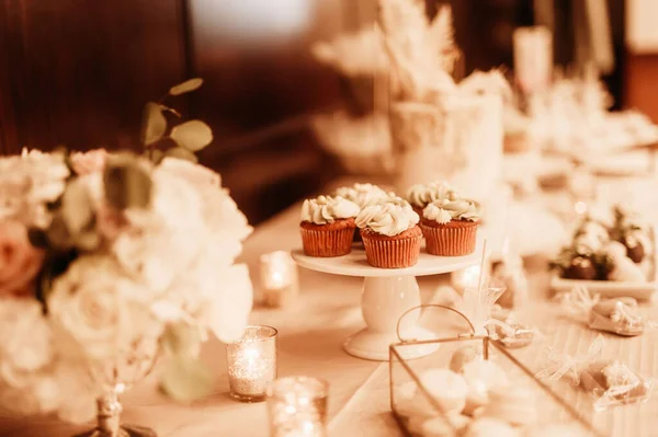 Uma Foto Seletiva Foco Cupcakes Com Coberturas Creme Salver Branco — Fotografia de Stock