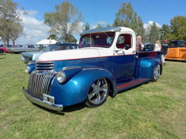 Eski mavi servis kamyonu Chevrolet Chevrolet 3100 'ler General Motors tarafından kırsalda. Doğa çim ağaçları. Klasik araba şovu.