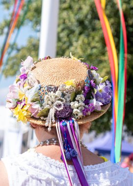 Renkli şapkalı geleneksel bir İngiliz Maypole dansçısının dikey çekimi.