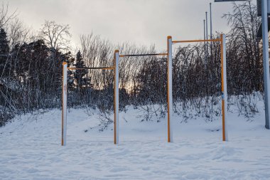 Kış parkındaki yatay barlar. Jurmala, Letonya.