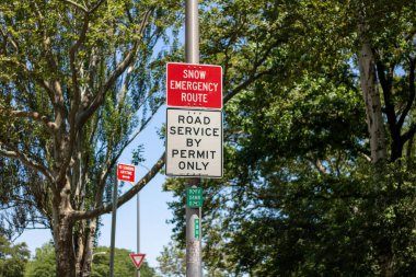 New York 'ta bir caddedeki acil durum işaretinin seçici odak noktası.
