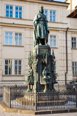 Prag Çek Cumhuriyeti 'nde Kral IV. Charles' ın heykelinin dikey yakın çekimi