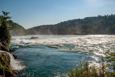 İsviçre, Schaffhausen 'deki Rheinfall Şelalesi' nin doğal manzarası.