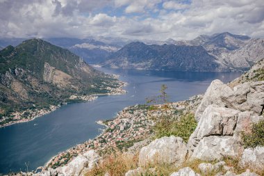 Karadağ 'da dağlarla çevrili bir göl veya nehir manzarası
