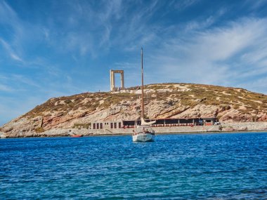 Yunanistan 'ın Naxos kenti yakınlarında güneşli bir günde Portara adasının manzarası
