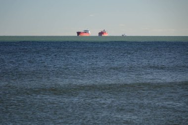 Kuzey Grenen Burnu 'ndan kuzeye bakan Skagerrak, Kuzey Denizi (koyu mavi) ve Kattegat, Baltık Denizi' nin (turkuvaz) buluşma noktası, arka planda ağır yük gemileri
