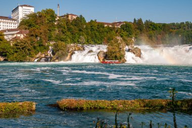 İsviçre, Schaffhausen 'deki Rheinfall Şelalesi' nin doğal manzarası.