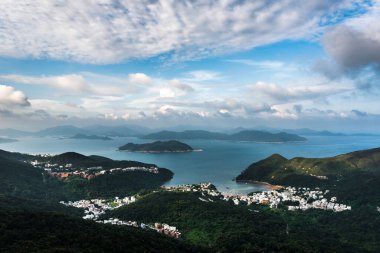 Gün ışığında güzel bir dağ manzarası