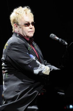 Anaheim, Kaliforniya 'daki Honda Center' da Elton John 'un yakın çekimi.