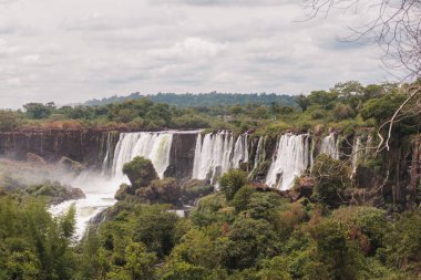 Bulutlu bir günde güzel bir şelale manzarası